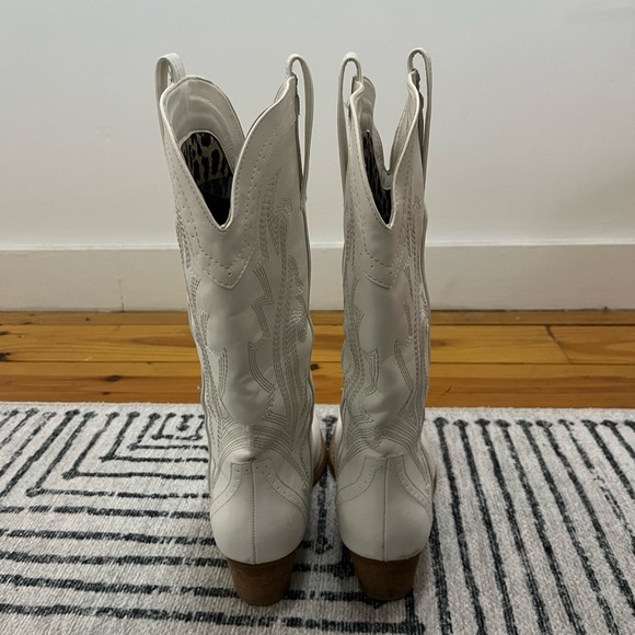 Women’s White Cowboy Boots - Picture 4 of 5